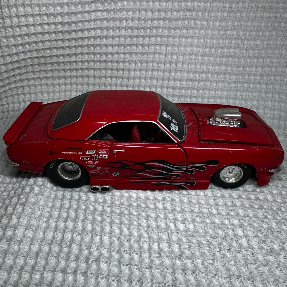 Maisto 1968 Chevrolet Camaro SS 1/24 Diecast Model Red Flame Car